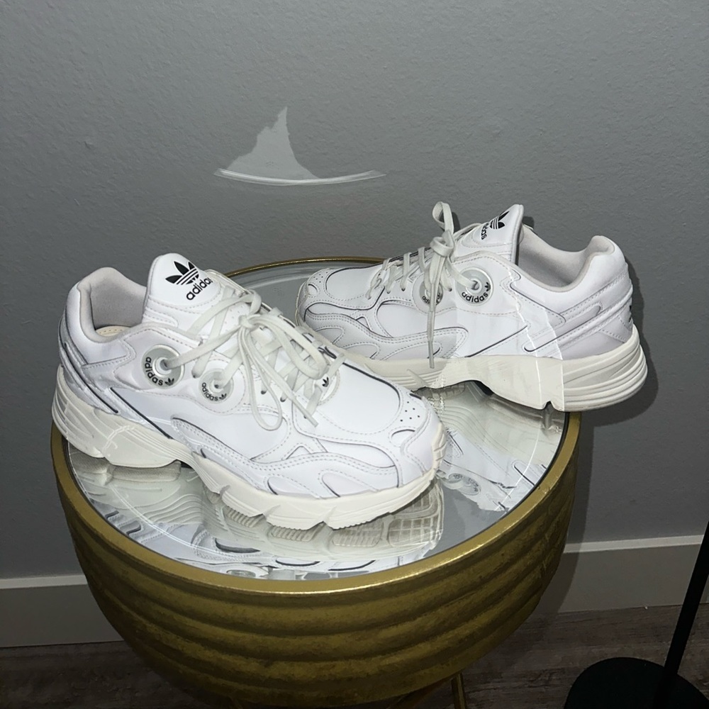 Adidas Astir sneaker sz 8 women’s